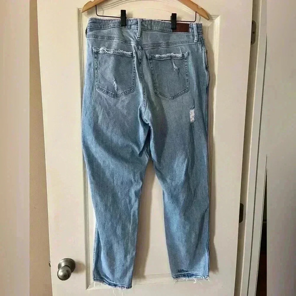 Hollister Curvy High Rise Mom Jean Size 13 - Picture 12 of 16
